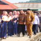 Ribuan warga Kecamatan Kundur Utara dan Kundur Barat Kabupaten Karimun terlihat begitu antusias menyambut kedatangan Gubernur Kepri H Ansar Ahmad SE MM beserta rombongan, Selasa (3/9/2024). Foto: Diskominfo Kepri
