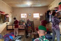 Aparat penegak hukum gabungan saat melakukan penggeledahan di salah satu kamar hunian warga binaan pemasyarakatan (WBP) Lapas Kelas IIA Batam, Kamis (12/9/2024). Foto: ANTARA/HO-Lapas Batam