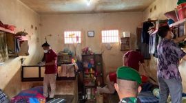 Aparat penegak hukum gabungan saat melakukan penggeledahan di salah satu kamar hunian warga binaan pemasyarakatan (WBP) Lapas Kelas IIA Batam, Kamis (12/9/2024). Foto: ANTARA/HO-Lapas Batam