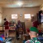 Aparat penegak hukum gabungan saat melakukan penggeledahan di salah satu kamar hunian warga binaan pemasyarakatan (WBP) Lapas Kelas IIA Batam, Kamis (12/9/2024). Foto: ANTARA/HO-Lapas Batam