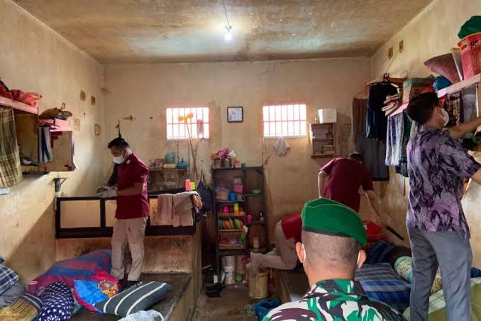 Aparat penegak hukum gabungan saat melakukan penggeledahan di salah satu kamar hunian warga binaan pemasyarakatan (WBP) Lapas Kelas IIA Batam, Kamis (12/9/2024). Foto: ANTARA/HO-Lapas Batam