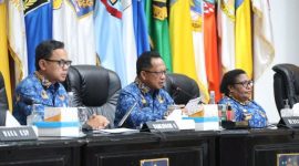 Menteri Dalam Negeri Tito Karnavian (tengah) saat memimpin Rapat Koordinasi Pengendalian Inflasi Daerah Tahun 2024 dari Gedung Sasana Bhakti Praja (SBP) Kantor Pusat Kemendagri, Jakarta, Senin (28/10/2024). Foto: ANTARA/HO-Puspen Kementerian Dalam Negeri