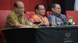 Pelaksana Harian (Plh.) Direktur Jenderal (Dirjen) Bina Keuda Kemendagri Horas Maurits Panjaitan (kiri). Foto: ANTARA