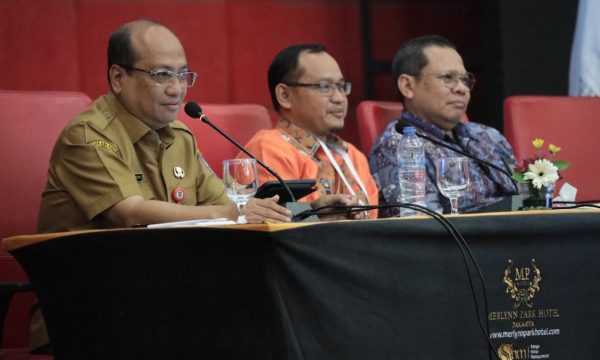 Pelaksana Harian (Plh.) Direktur Jenderal (Dirjen) Bina Keuda Kemendagri Horas Maurits Panjaitan (kiri). Foto: ANTARA