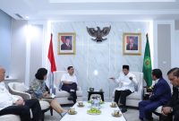 Menteri Agama (Menag) Nasaruddin Umar menerima kunjungan Ketua Dewan Ekonomi Nasional Luhut Binsar Panjaitan di Kantor Kementerian Agama, Selasa (29/10/2024). Dalam kesempatan tersebut, keduanya berdiskusi tentang peran agama dalam keberlangsungan alam dan lingkungan. Foto Istimewa/Humas Kemenag