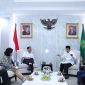 Menteri Agama (Menag) Nasaruddin Umar menerima kunjungan Ketua Dewan Ekonomi Nasional Luhut Binsar Panjaitan di Kantor Kementerian Agama, Selasa (29/10/2024). Dalam kesempatan tersebut, keduanya berdiskusi tentang peran agama dalam keberlangsungan alam dan lingkungan. Foto Istimewa/Humas Kemenag