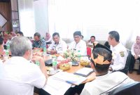 Zulhidayat, ketika membuka rapat koordinasi penyediaan loket layanan pembuatan dokumen kependudukan pada fasilitas kesehatan di kantor Disduk dan Capil Kota Tanjungpinang, Rabu (30/10). Foto: Diskominfo Tanjungpinang