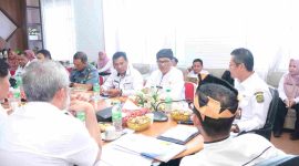 Zulhidayat, ketika membuka rapat koordinasi penyediaan loket layanan pembuatan dokumen kependudukan pada fasilitas kesehatan di kantor Disduk dan Capil Kota Tanjungpinang, Rabu (30/10). Foto: Diskominfo Tanjungpinang