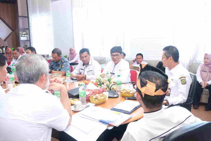 Zulhidayat, ketika membuka rapat koordinasi penyediaan loket layanan pembuatan dokumen kependudukan pada fasilitas kesehatan di kantor Disduk dan Capil Kota Tanjungpinang, Rabu (30/10). Foto: Diskominfo Tanjungpinang