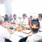 Zulhidayat, ketika membuka rapat koordinasi penyediaan loket layanan pembuatan dokumen kependudukan pada fasilitas kesehatan di kantor Disduk dan Capil Kota Tanjungpinang, Rabu (30/10). Foto: Diskominfo Tanjungpinang