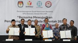 Penandatanganan Surat Keputusan Bersama (SKB) KPU, Bawaslu, KPI, dan Dewan Pers mengenai pembentukan Gugus Tugas Pemantauan Pemberitaan Pilkada 2024. Foto: dok. Humas Polri.