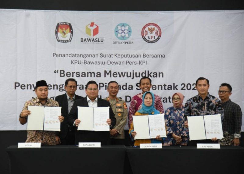Penandatanganan Surat Keputusan Bersama (SKB) KPU, Bawaslu, KPI, dan Dewan Pers mengenai pembentukan Gugus Tugas Pemantauan Pemberitaan Pilkada 2024. Foto: dok. Humas Polri.