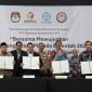 Penandatanganan Surat Keputusan Bersama (SKB) KPU, Bawaslu, KPI, dan Dewan Pers mengenai pembentukan Gugus Tugas Pemantauan Pemberitaan Pilkada 2024. Foto: dok. Humas Polri.