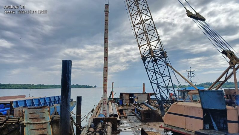 Pembangunan ponton HDPE di Kecamatan Durai, Kabupaten Karimun saat ini sedang digesa pengerjaannya. Berbagai material pendukung sudah berada di lokasi dan para pekerja juga sudah mulai bekerja. Foto: Diskominfo kepri
