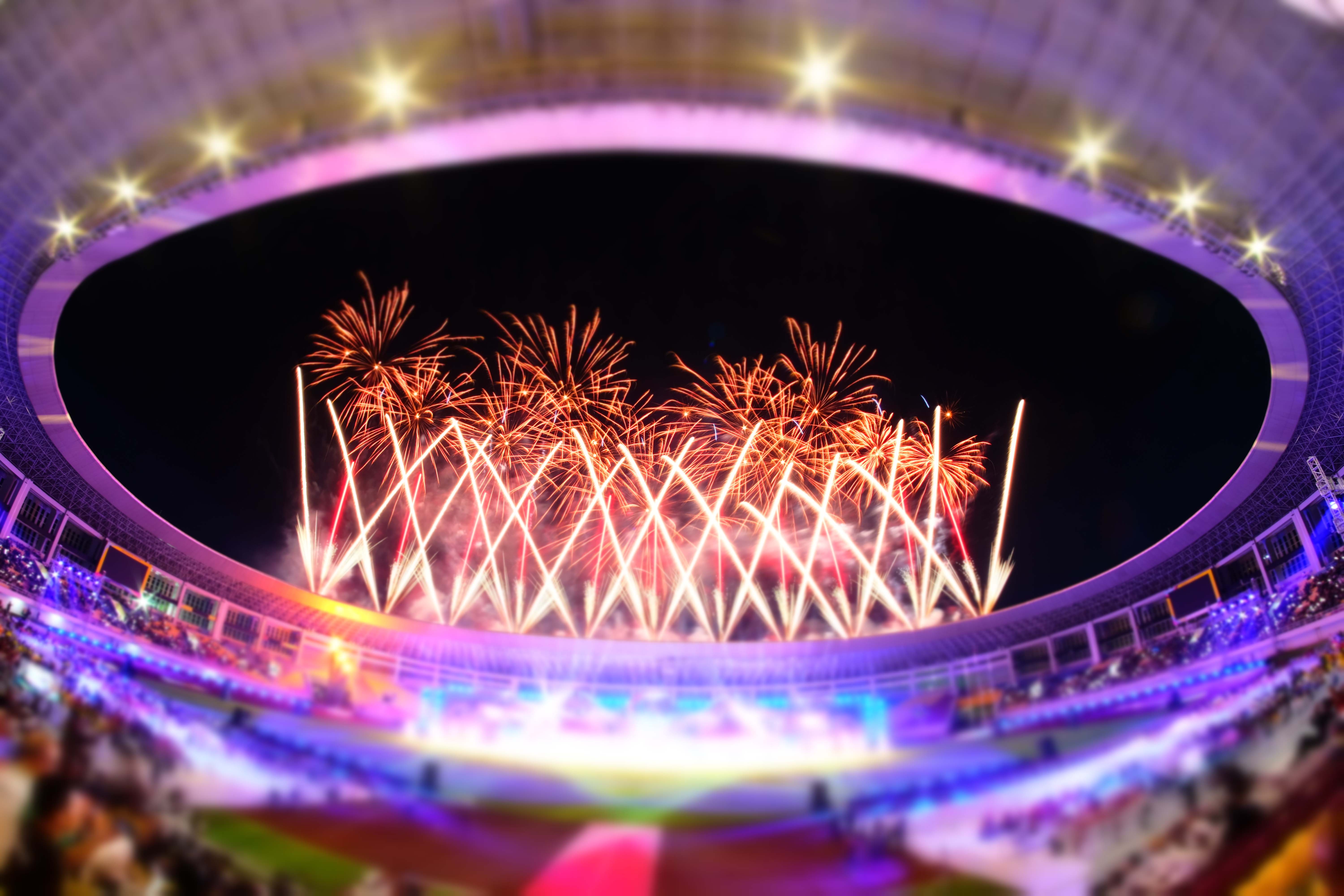 Atraksi pesta kembang api mewarnai kemeriahan Pembukaan PEPARNAS XVII di Stadion Manahan, Surakarta, Minggu (06/10/2024). Foto: PB PEPARNAS XVII / Wawan H Prabowo
