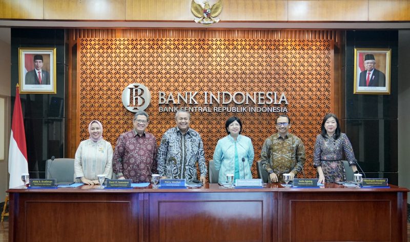 Gubernur Bank Indonesia (BI) Perry Warjiyo mengumumkan bahwa Rapat Dewan Gubernur (RDG) BI pada 15-16 Oktober 2024 memutuskan untuk mempertahankan BI-Rate sebesar 6,00 persen (%), suku bunga Deposit Facility sebesar 5,25 persen, dan suku bunga Lending Facility sebesar 6,75 persen. Foto: BI