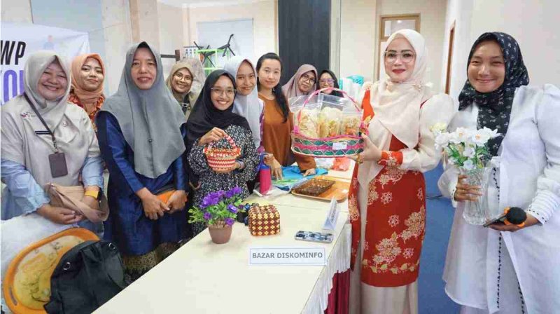 Pelaksanaan kegiatan Edukasi Public Speaking yang digelar di Aula Sultan Sulaiman Badrul Alamsyah, Lantai 3 Kantor Wali Kota Tanjungpinang juga dimeriahkan dengan kegiatan bazar yang diadakan oleh Dharma Wanita Persatuan (DWP) Unit Diskominfo Kota Tanjungpinang.  Foto: Diskominfo Tanjungpinang