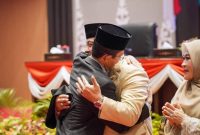  Calon Wali Kota Batam yang juga menjabat sebagai Wakil Wali Kota Batam, H. Amsakar Achmad, menghadiri pelantikan Pimpinan DPRD Provinsi Kepulauan Riau (Kepri) untuk masa bakti 2024-2029. Acara tersebut berlangsung di Kantor DPRD Provinsi Kepri di Dompak, Tanjung Pinang, pada Senin (7/10/2024). Foto: INIKEPRI.COM
