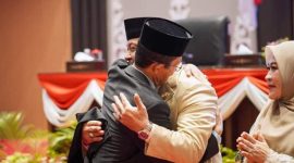 Calon Wali Kota Batam yang juga menjabat sebagai Wakil Wali Kota Batam, H. Amsakar Achmad, menghadiri pelantikan Pimpinan DPRD Provinsi Kepulauan Riau (Kepri) untuk masa bakti 2024-2029. Acara tersebut berlangsung di Kantor DPRD Provinsi Kepri di Dompak, Tanjung Pinang, pada Senin (7/10/2024). Foto: INIKEPRI.COM
