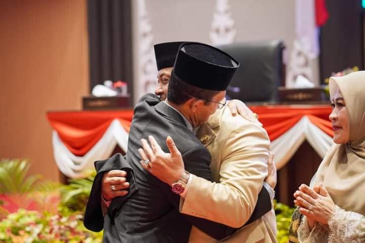 Calon Wali Kota Batam yang juga menjabat sebagai Wakil Wali Kota Batam, H. Amsakar Achmad, menghadiri pelantikan Pimpinan DPRD Provinsi Kepulauan Riau (Kepri) untuk masa bakti 2024-2029. Acara tersebut berlangsung di Kantor DPRD Provinsi Kepri di Dompak, Tanjung Pinang, pada Senin (7/10/2024). Foto: INIKEPRI.COM