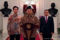 Presiden Ri Prabowo Subianto didampingi Wakil Presiden Gibran Rakabuming Raka dan Wakil Ketua DPR dan Ketua Harian Partai Gerindra, Sufmi Dasco Ahmad mengumumkan jajaran Menteri Kabinet Merah Putih periode 2024-2029 di Istana Negara, jakarta, Minggu (20/10/2024) malam. Foto: Tangkapan layar kanal youtube Setpres