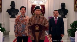 Presiden Ri Prabowo Subianto didampingi Wakil Presiden Gibran Rakabuming Raka dan Wakil Ketua DPR dan Ketua Harian Partai Gerindra, Sufmi Dasco Ahmad mengumumkan jajaran Menteri Kabinet Merah Putih periode 2024-2029 di Istana Negara, jakarta, Minggu (20/10/2024) malam. Foto: Tangkapan layar kanal youtube Setpres