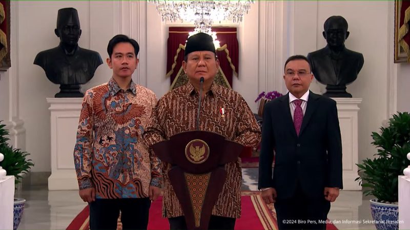 Presiden Ri Prabowo Subianto didampingi Wakil Presiden Gibran Rakabuming Raka dan Wakil Ketua DPR dan Ketua Harian Partai Gerindra, Sufmi Dasco Ahmad mengumumkan jajaran Menteri Kabinet Merah Putih periode 2024-2029 di Istana Negara, jakarta, Minggu (20/10/2024) malam. Foto: Tangkapan layar kanal youtube Setpres