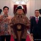 Presiden Ri Prabowo Subianto didampingi Wakil Presiden Gibran Rakabuming Raka dan Wakil Ketua DPR dan Ketua Harian Partai Gerindra, Sufmi Dasco Ahmad mengumumkan jajaran Menteri Kabinet Merah Putih periode 2024-2029 di Istana Negara, jakarta, Minggu (20/10/2024) malam. Foto: Tangkapan layar kanal youtube Setpres