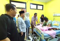 Cen Sui Lan dan Jarmin Sidik menjenguk salah seorang warga. Foto: INIKEPRI.COM