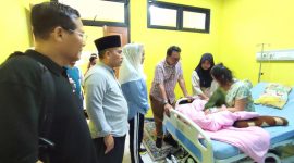 Cen Sui Lan dan Jarmin Sidik menjenguk salah seorang warga. Foto: INIKEPRI.COM