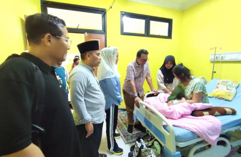 Cen Sui Lan dan Jarmin Sidik menjenguk salah seorang warga. Foto: INIKEPRI.COM