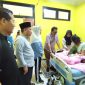 Cen Sui Lan dan Jarmin Sidik menjenguk salah seorang warga. Foto: INIKEPRI.COM
