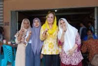 Calon Bupati Natuna Nomor Urut 1, Cen Suilan foto bersama dengan pemilik dan karyawan Warung Ayong Ranai. Foto: INIKEPRI.COM