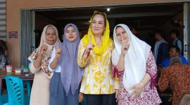 Calon Bupati Natuna Nomor Urut 1, Cen Suilan foto bersama dengan pemilik dan karyawan Warung Ayong Ranai. Foto: INIKEPRI.COM