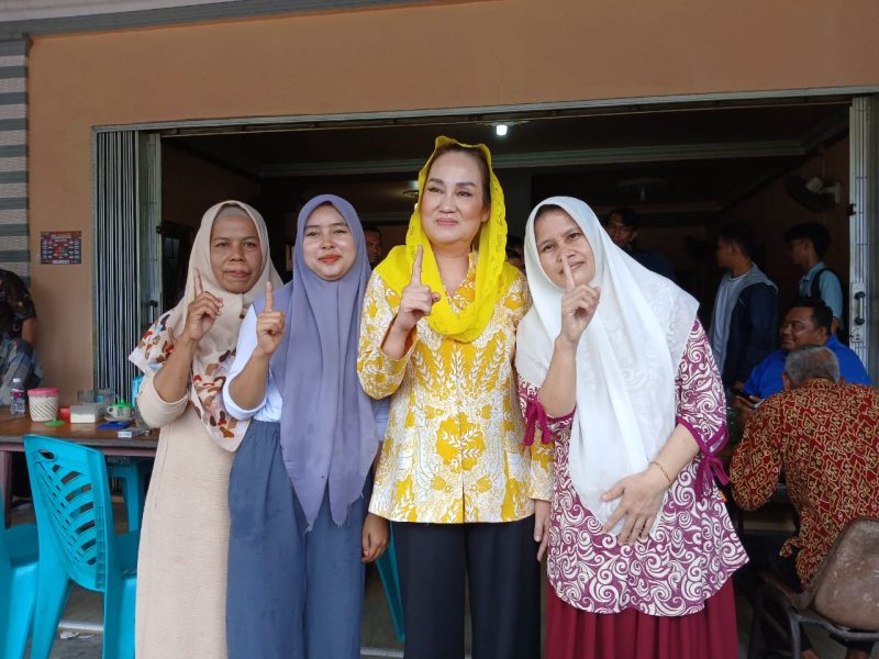 Calon Bupati Natuna Nomor Urut 1, Cen Suilan foto bersama dengan pemilik dan karyawan Warung Ayong Ranai. Foto: INIKEPRI.COM