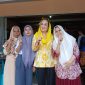 Calon Bupati Natuna Nomor Urut 1, Cen Suilan foto bersama dengan pemilik dan karyawan Warung Ayong Ranai. Foto: INIKEPRI.COM