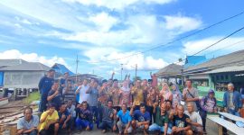 Cen Sui Lan dan Jarmin Sidik (Cermin) pasangan calon Bupati dan Wakil Bupati Natuna nomor urut 1, melakukan silaturahmi bersama para nelayan di Pering, Kelurahan Bandarsyah, Kecamatan Bunguran Timur, Kamis, 3 Oktober 2024. Foto: INIKEPRI.COM