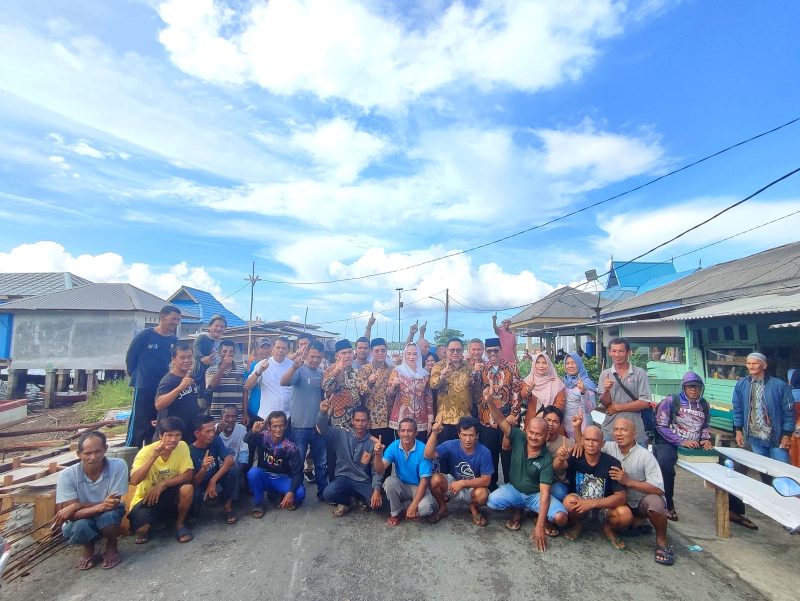 Cen Sui Lan dan Jarmin Sidik (Cermin) pasangan calon Bupati dan Wakil Bupati Natuna nomor urut 1, melakukan silaturahmi bersama para nelayan di Pering, Kelurahan Bandarsyah, Kecamatan Bunguran Timur, Kamis, 3 Oktober 2024. Foto: INIKEPRI.COM