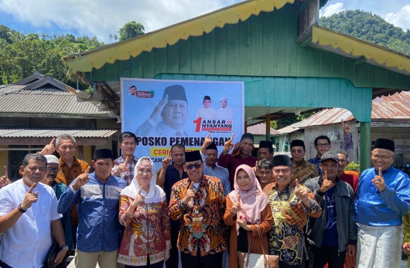 Pasangan calon Bupati dan Wakil Bupati Natuna nomor urut 1, Cen Sui Lan dan Jarmin Sidik (Cermin) meninjau Posko Pemenangan Cermin, di Kecamatan Pulau Tiga Barat. Foto: INIKEPRI.COM