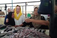 Momen haru yang membuat mata berkaca-kaca, terjadi ketika salah seorang warga Ranai, bertemu Cen Sui Lan di pasar ikan Ranai, Kecamatan Bunguran Timur, pada Jum’at (4/10/2024) pagi. Foto: INIKEPRI.COM