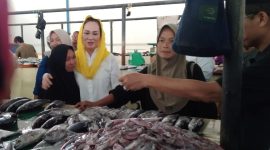 Momen haru yang membuat mata berkaca-kaca, terjadi ketika salah seorang warga Ranai, bertemu Cen Sui Lan di pasar ikan Ranai, Kecamatan Bunguran Timur, pada Jum’at (4/10/2024) pagi. Foto: INIKEPRI.COM