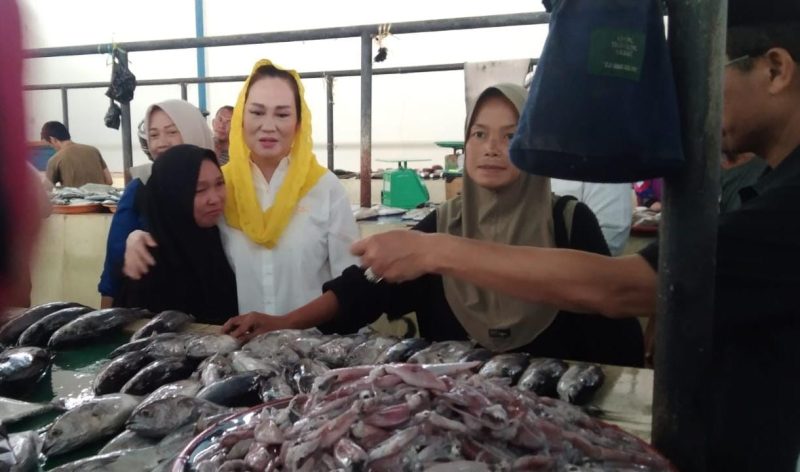 Momen haru yang membuat mata berkaca-kaca, terjadi ketika salah seorang warga Ranai, bertemu Cen Sui Lan di pasar ikan Ranai, Kecamatan Bunguran Timur, pada Jum’at (4/10/2024) pagi. Foto: INIKEPRI.COM