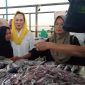 Momen haru yang membuat mata berkaca-kaca, terjadi ketika salah seorang warga Ranai, bertemu Cen Sui Lan di pasar ikan Ranai, Kecamatan Bunguran Timur, pada Jum’at (4/10/2024) pagi. Foto: INIKEPRI.COM