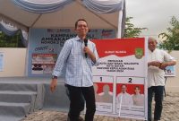 Amsakar langsung menunjukan bagaimana cara mencoblos Paslon ASLI di kertas surat suara pada 27 November 2024 nanti. Foto: INIKEPRI.COM