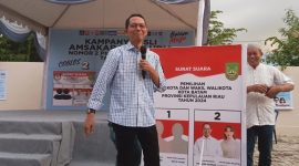 Amsakar langsung menunjukan bagaimana cara mencoblos Paslon ASLI di kertas surat suara pada 27 November 2024 nanti. Foto: INIKEPRI.COM