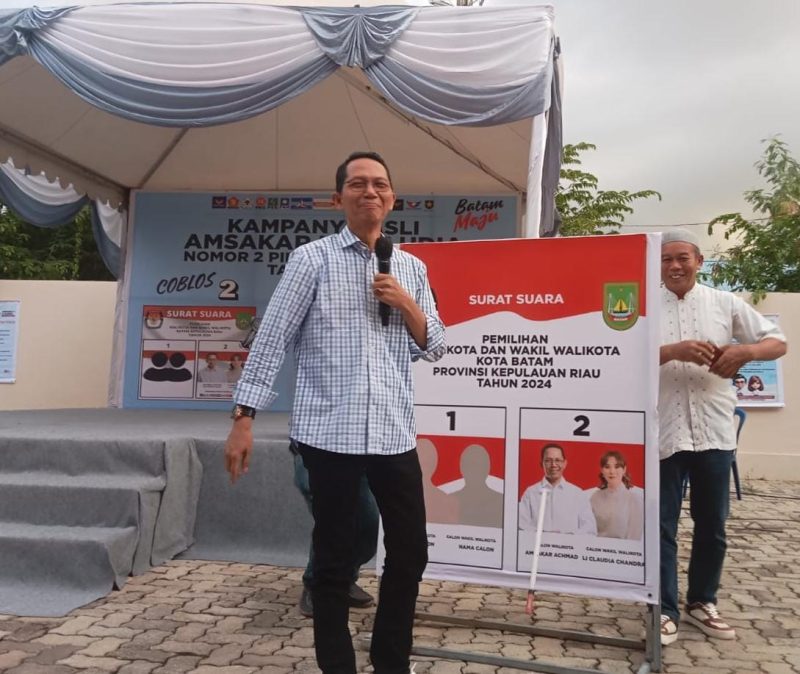 Amsakar langsung menunjukan bagaimana cara mencoblos Paslon ASLI di kertas surat suara pada 27 November 2024 nanti. Foto: INIKEPRI.COM