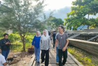 Calon Bupati dan Wakil Bupati Natuna nomor urut 1, Cen Sui Lan-Jarmin Sidik (Cermin) melakukan blusukan ke pelabuhan nelayan Batu Hitam, Kecamatan Bunguran Timur, pada Jumat, 4 Oktober 2024. Foto: INIKEPRI.COM