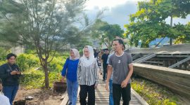 Calon Bupati dan Wakil Bupati Natuna nomor urut 1, Cen Sui Lan-Jarmin Sidik (Cermin) melakukan blusukan ke pelabuhan nelayan Batu Hitam, Kecamatan Bunguran Timur, pada Jumat, 4 Oktober 2024. Foto: INIKEPRI.COM