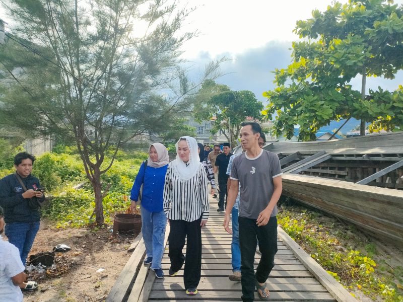 Calon Bupati dan Wakil Bupati Natuna nomor urut 1, Cen Sui Lan-Jarmin Sidik (Cermin) melakukan blusukan ke pelabuhan nelayan Batu Hitam, Kecamatan Bunguran Timur, pada Jumat, 4 Oktober 2024. Foto: INIKEPRI.COM