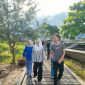 Calon Bupati dan Wakil Bupati Natuna nomor urut 1, Cen Sui Lan-Jarmin Sidik (Cermin) melakukan blusukan ke pelabuhan nelayan Batu Hitam, Kecamatan Bunguran Timur, pada Jumat, 4 Oktober 2024. Foto: INIKEPRI.COM